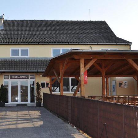 Sport Hotel Ostrov Trenčín Exteriör bild