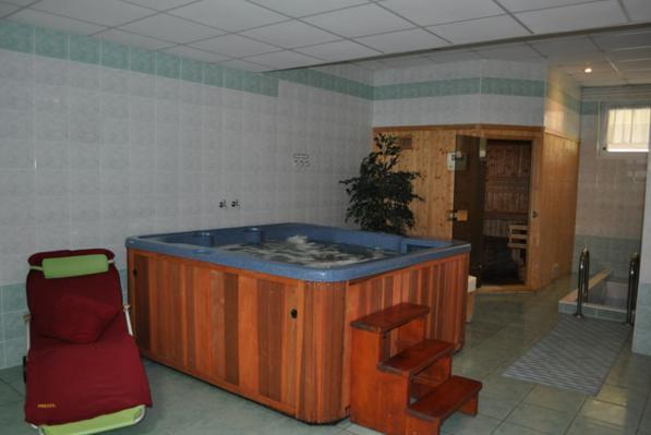 Sport Hotel Ostrov Trenčín Exteriör bild