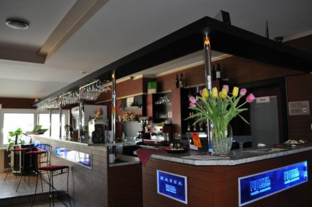 Sport Hotel Ostrov Trenčín Exteriör bild