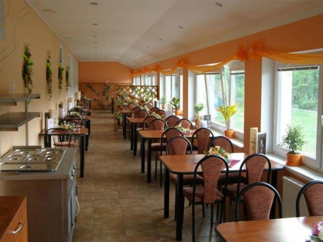 Sport Hotel Ostrov Trenčín Exteriör bild