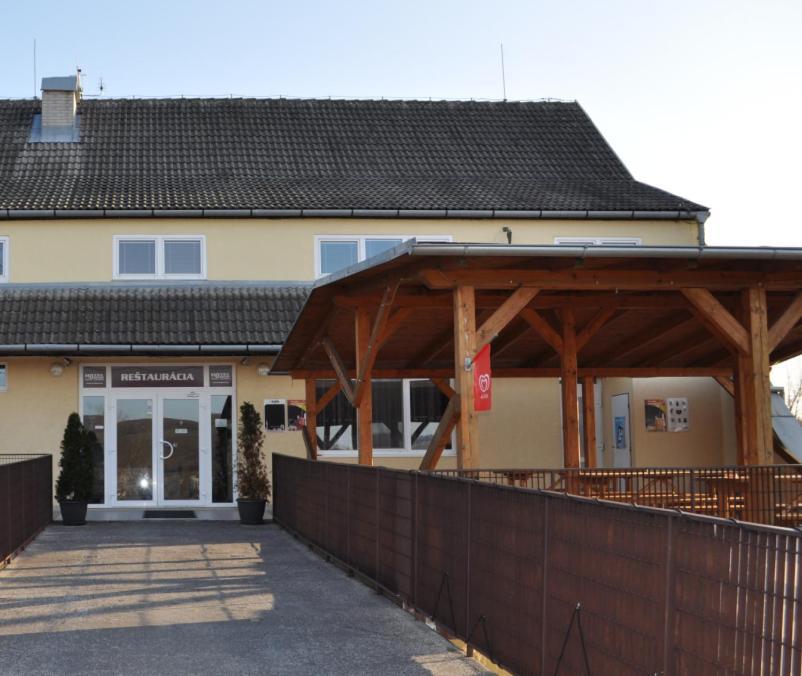 Sport Hotel Ostrov Trenčín Exteriör bild